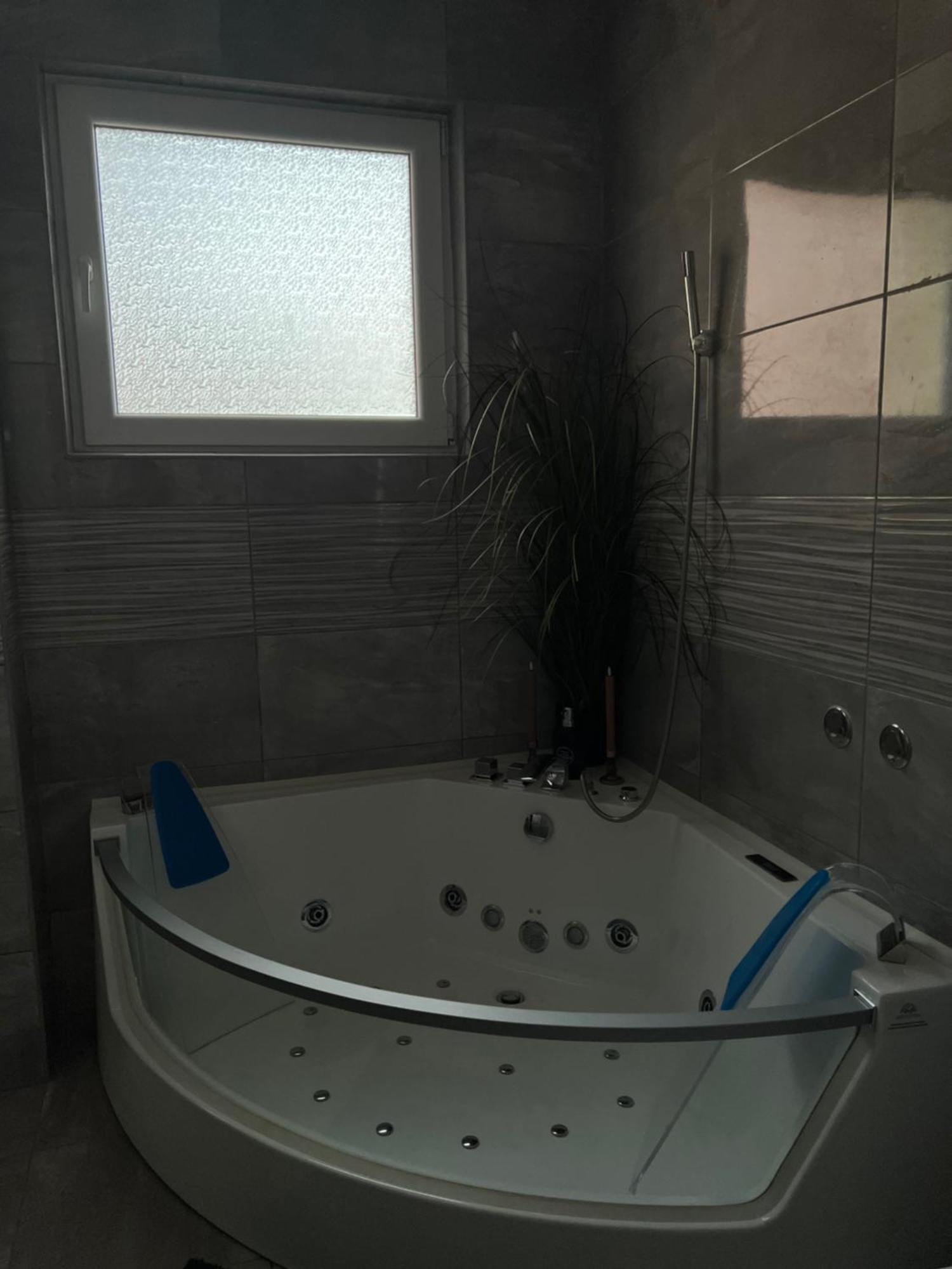 Luxrooms - Hotel Type With Private Jacuzzi Bjelovar Exterior foto